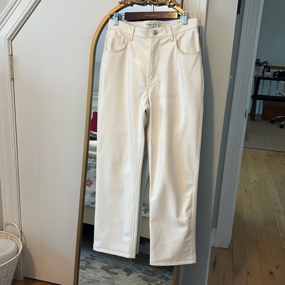 Abercrombie & Fitch ivory faux leather straight leg slacks size 29/8xs.